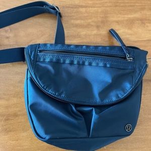 5 pocket Lululemon satchel bag
